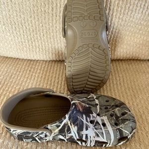 Crocs Men's (size 6) and Women's (size 8) Classic Realtree Camo Clog